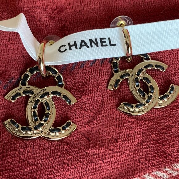 CHANEL Jewelry - Chanel CC Black leather Chain CC Logo Dangle Earrings B22 P